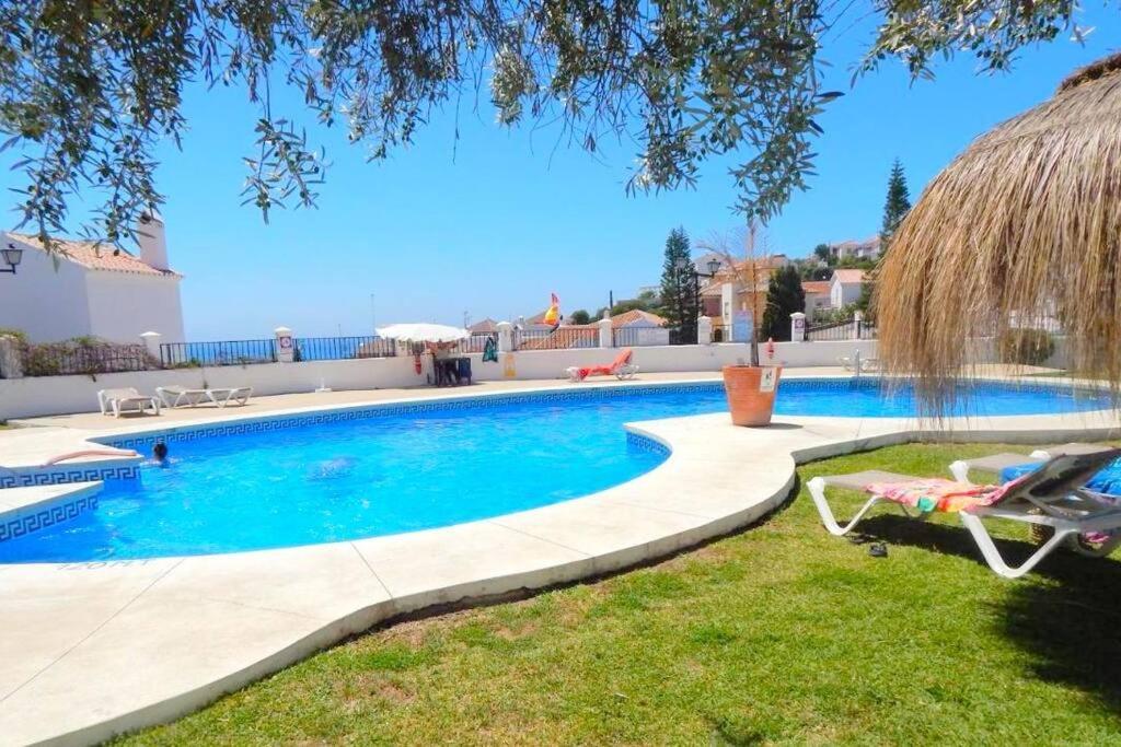 Beautiful 3 Bedroom Townhouse In Urb. Tropicana, Nerja Buitenkant foto