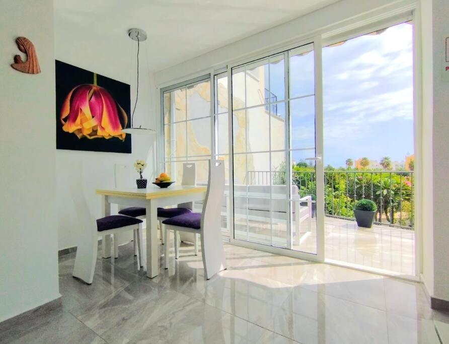 Beautiful 3 Bedroom Townhouse In Urb. Tropicana, Nerja Buitenkant foto