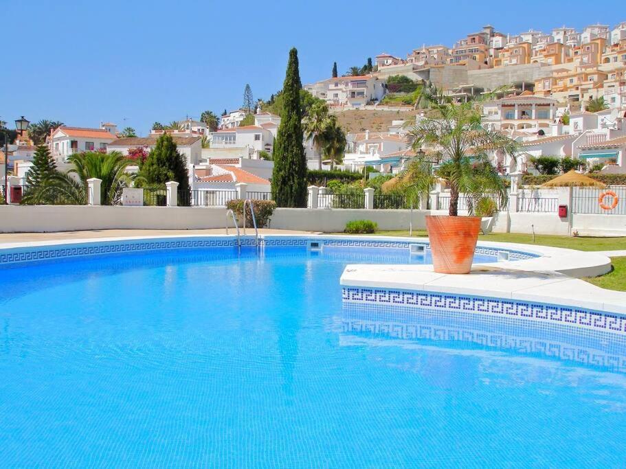 Beautiful 3 Bedroom Townhouse In Urb. Tropicana, Nerja Buitenkant foto