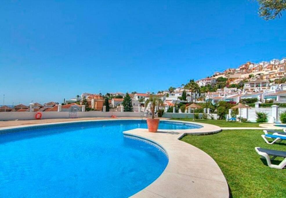 Beautiful 3 Bedroom Townhouse In Urb. Tropicana, Nerja Buitenkant foto