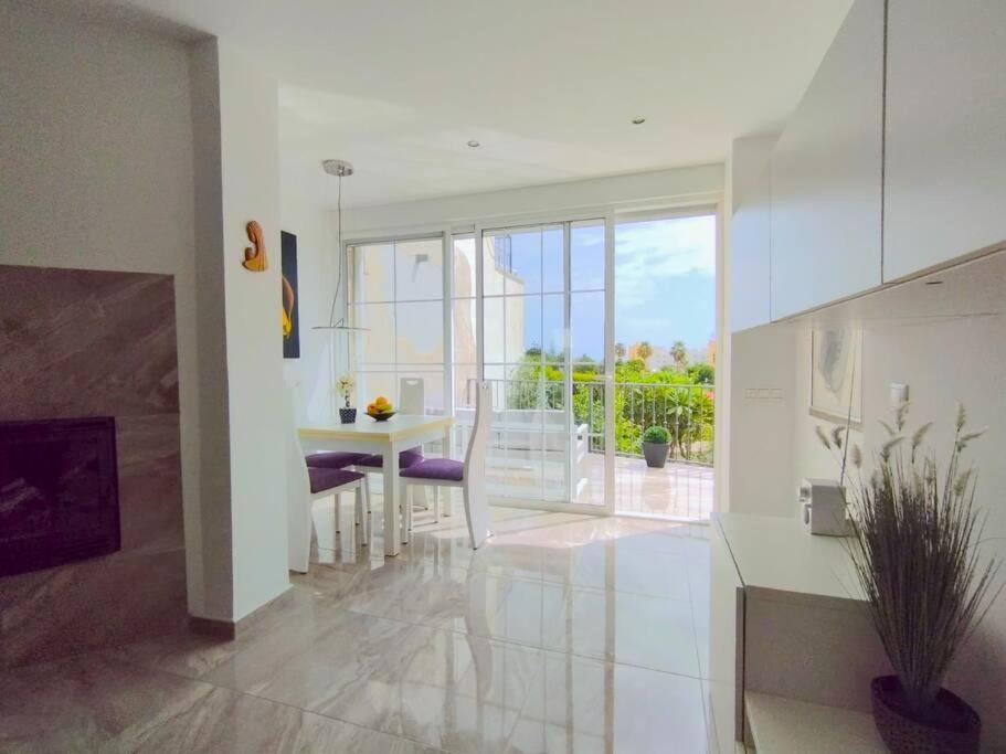 Beautiful 3 Bedroom Townhouse In Urb. Tropicana, Nerja Buitenkant foto