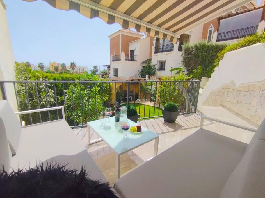 Beautiful 3 Bedroom Townhouse In Urb. Tropicana, Nerja Buitenkant foto