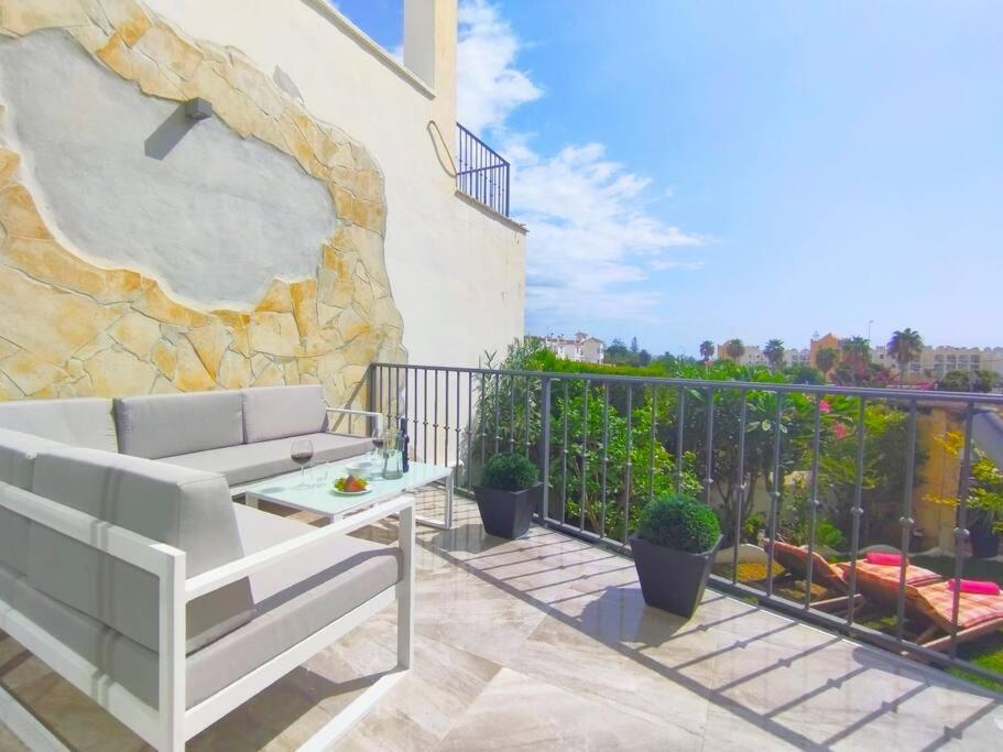 Beautiful 3 Bedroom Townhouse In Urb. Tropicana, Nerja Buitenkant foto